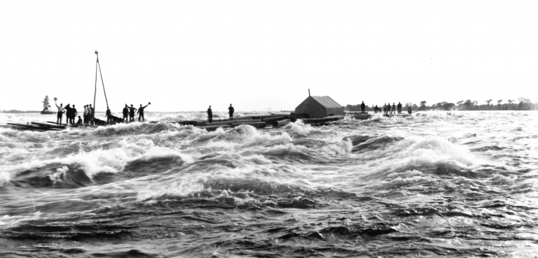  Radeau dans les rapides de Lachine, QC, 1901