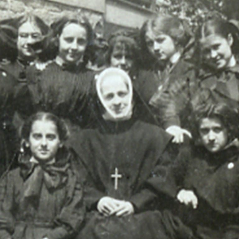 Sœur de Saint-Anne entourée de ses élèves