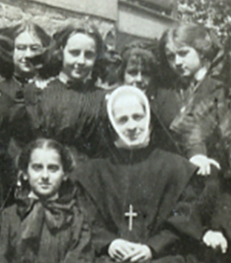 Sœur de Sainte-Anne entourée de ses élèves en 1909