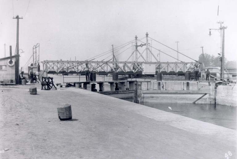 Pont tournant à l'écluse de Lachine, vers 1900  