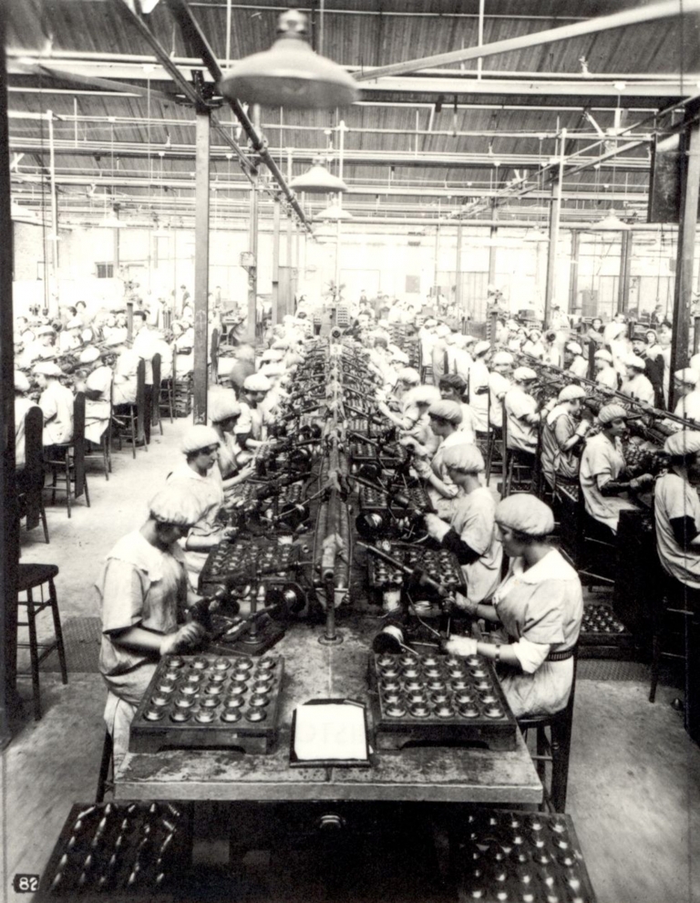 Groupe de femmes travaillant à l’usine de munitions de Verdun, vers 1943